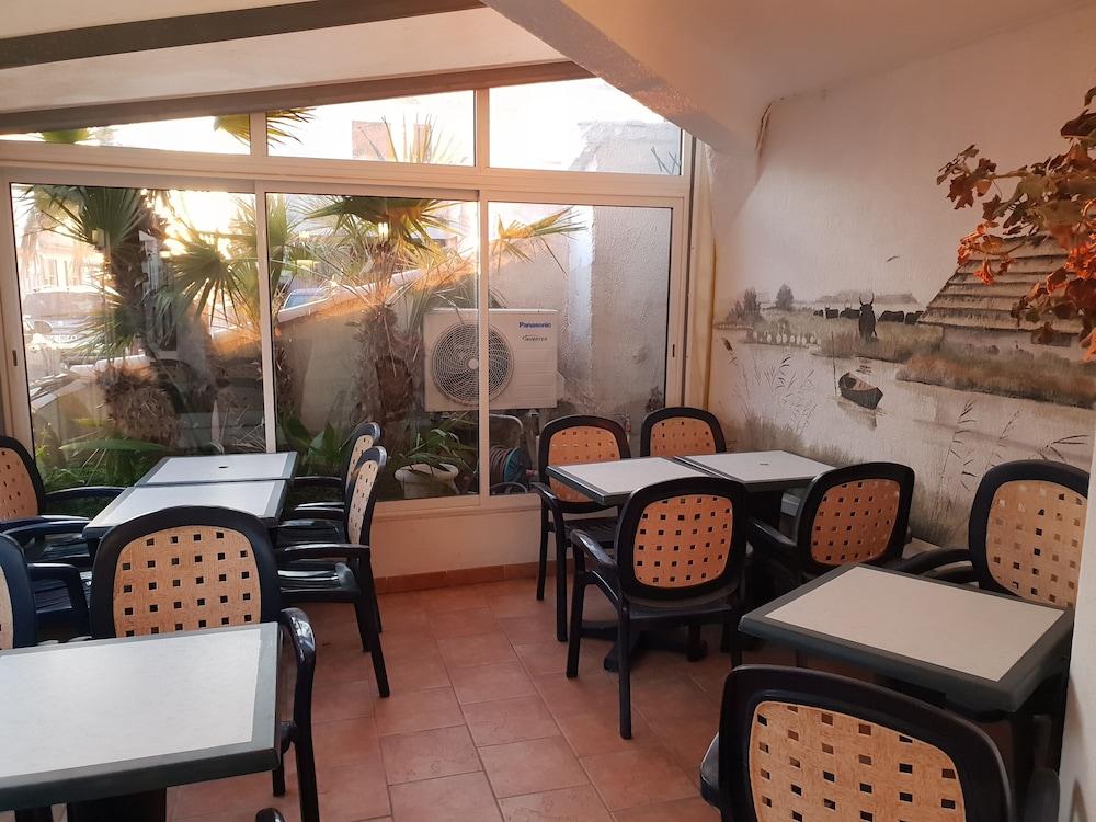 Hotel Les Palmiers En Camargue Сент-Мари-де-ла-Мер Экстерьер фото