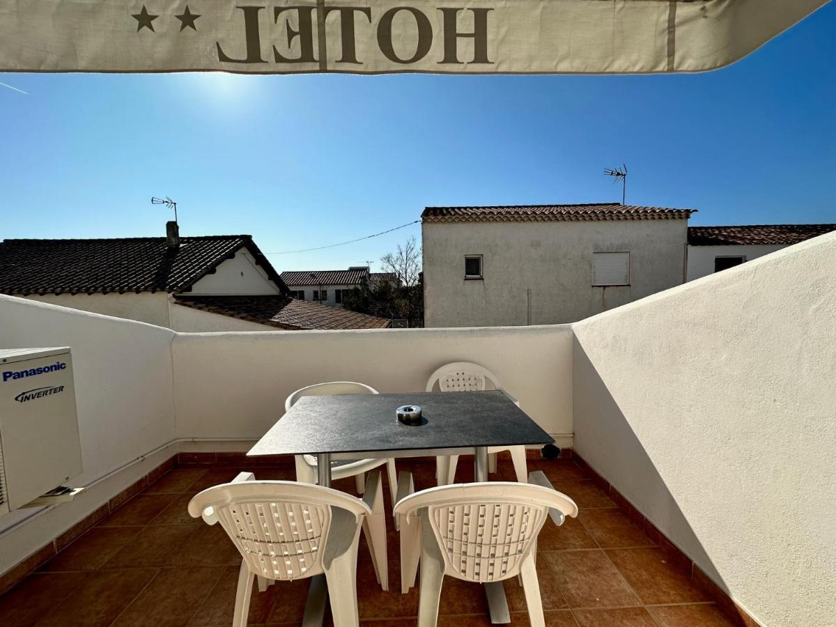 Hotel Les Palmiers En Camargue Сент-Мари-де-ла-Мер Экстерьер фото