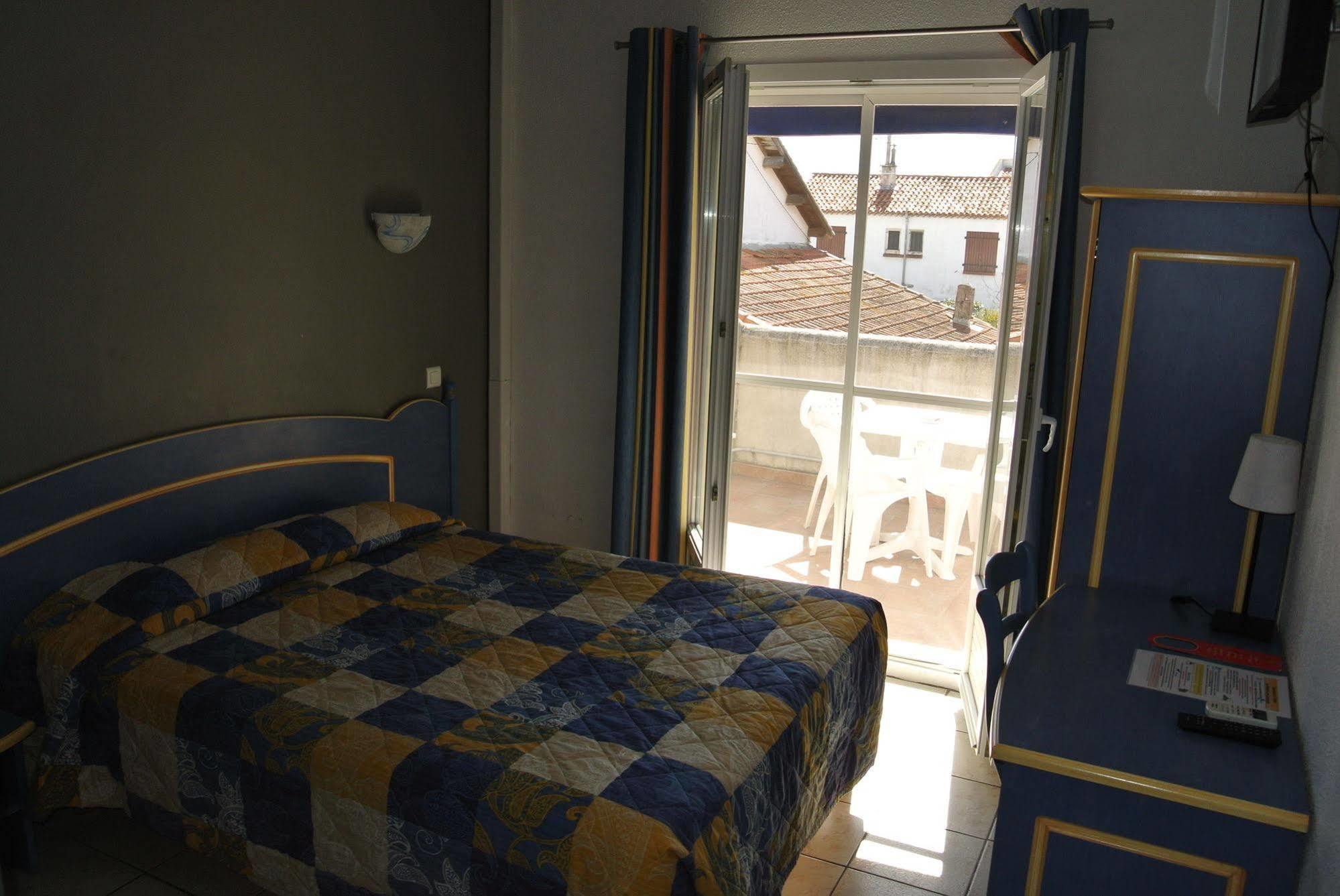 Hotel Les Palmiers En Camargue Сент-Мари-де-ла-Мер Экстерьер фото