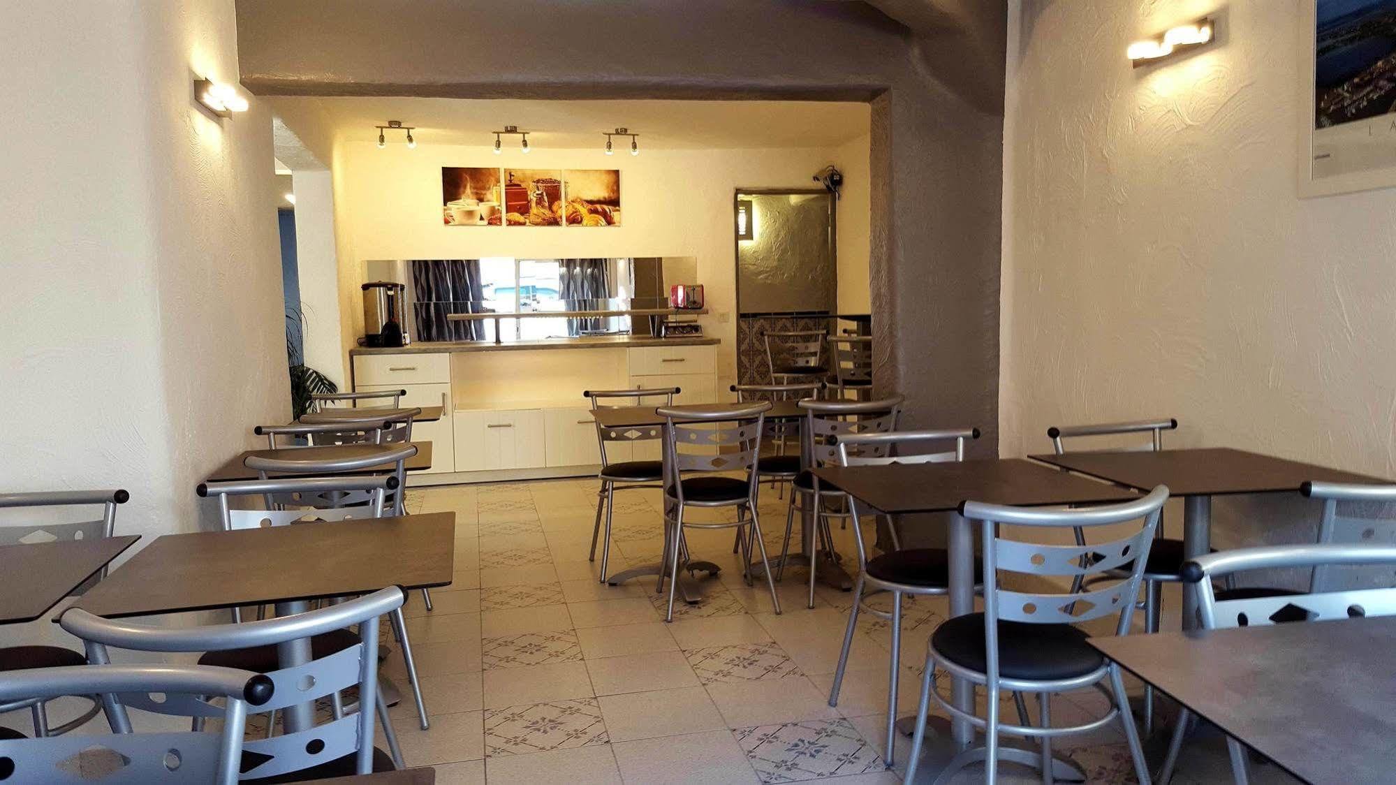 Hotel Les Palmiers En Camargue Сент-Мари-де-ла-Мер Экстерьер фото